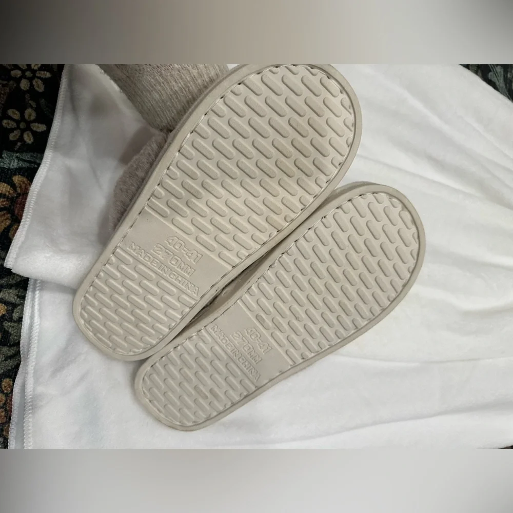 White Spa Velcro Cover Towel and Fuzzy Slippers Set NEW